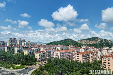 透蓝天空美如画